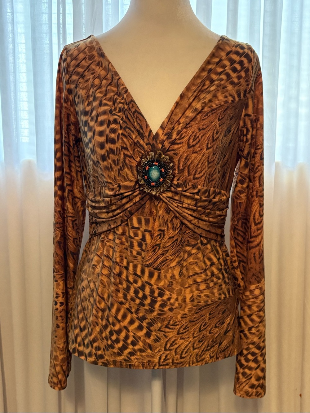 Linda Segal Brown Feather-Print V-Neck Long-Sleeve Top with Decorative Brooch L